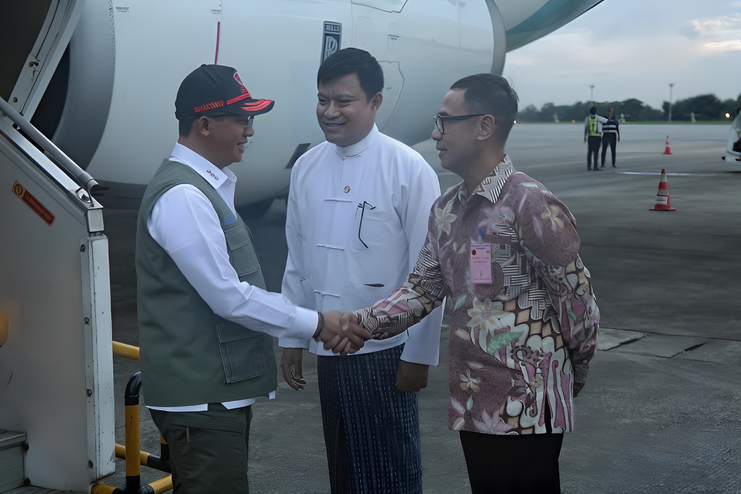 Kepala BNPB Letjen TNI Suharyanto S.Sos., M.M., (kiri) tiba di Bandara Internasional Yangon, Myanmar pada Senin (26/6). Suharyanto bersama rombongan membawa bantuan kemanusiaan Masyarakat Indonesia untuk Masyarakat Myanmar pasca siklon Mocha yang melanda Mei lalu. 
